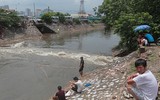 Bất chấp nguy hiểm người dân dùng kích điện bắt cá trên sông Kim Ngưu
